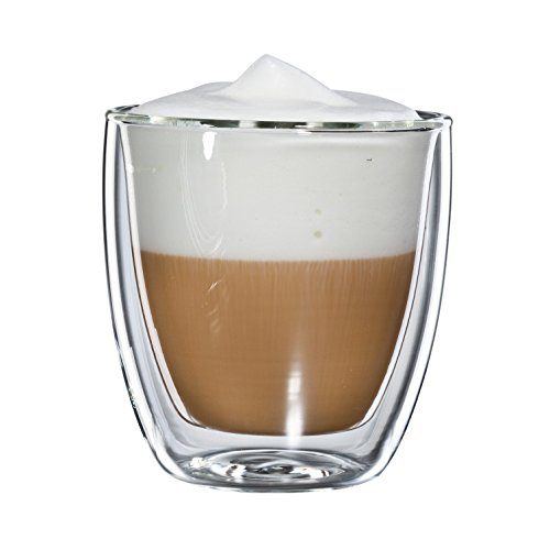 Cappuccino met melkschuim in een dubbelwandig glas