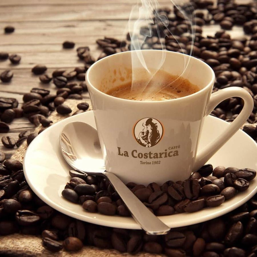 Kopje espresso van La Costarica tussen koffiebonen
